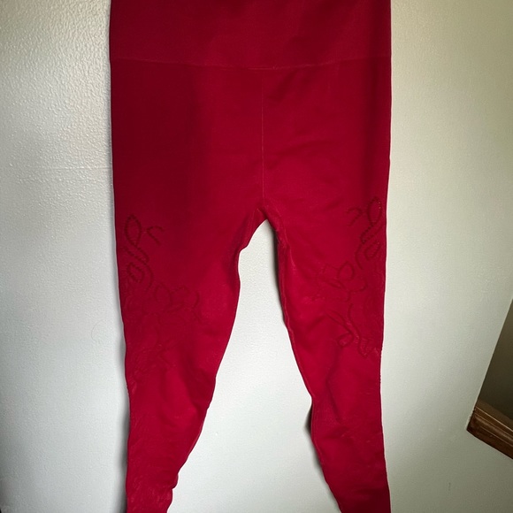 Fabletics set in dark red color. - Picture 3 of 4